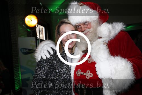 Amsterdam 7 december 2016
Sky radio Christmas tree event met oa Daphne en Emma Deckers Ronald de Boer Gers Pardoel Wilfred Genee Renate Verbaan en Bracha v Doesburgh. Fred v Leer en Manon Meijers zijn de jury. Marlayne Sahupala presenteert het geheel in het college hotel.