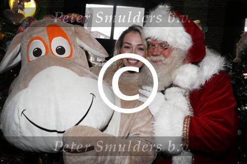 Amsterdam 7 december 2016
Sky radio Christmas tree event met oa Daphne en Emma Deckers Ronald de Boer Gers Pardoel Wilfred Genee Renate Verbaan en Bracha v Doesburgh. Fred v Leer en Manon Meijers zijn de jury. Marlayne Sahupala presenteert het geheel in het college hotel.