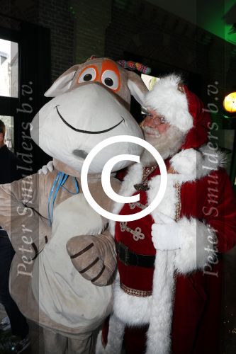 Amsterdam 7 december 2016
Sky radio Christmas tree event met oa Daphne en Emma Deckers Ronald de Boer Gers Pardoel Wilfred Genee Renate Verbaan en Bracha v Doesburgh. Fred v Leer en Manon Meijers zijn de jury. Marlayne Sahupala presenteert het geheel in het college hotel.