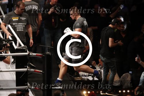 Oberhausen 10 december 2016
Rico Verhoeven wint zijn gevecht met Badr Hari tijdens de GLORY COLLISION in Oberhausen.