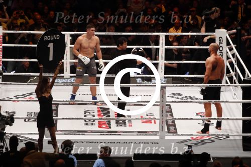 Oberhausen 10 december 2016
Rico Verhoeven wint zijn gevecht met Badr Hari tijdens de GLORY COLLISION in Oberhausen.