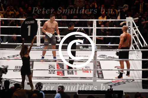 Oberhausen 10 december 2016
Rico Verhoeven wint zijn gevecht met Badr Hari tijdens de GLORY COLLISION in Oberhausen.