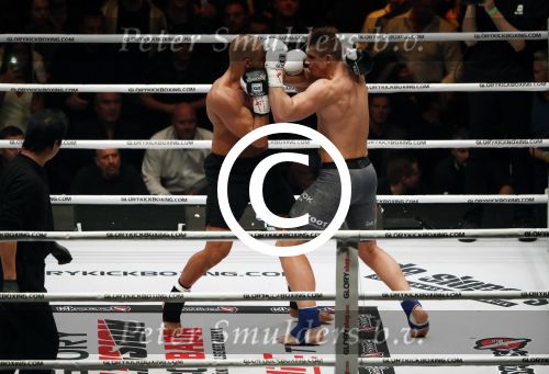 Oberhausen 10 december 2016
Rico Verhoeven wint zijn gevecht met Badr Hari tijdens de GLORY COLLISION in Oberhausen.