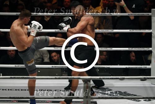 Oberhausen 10 december 2016
Rico Verhoeven wint zijn gevecht met Badr Hari tijdens de GLORY COLLISION in Oberhausen.
