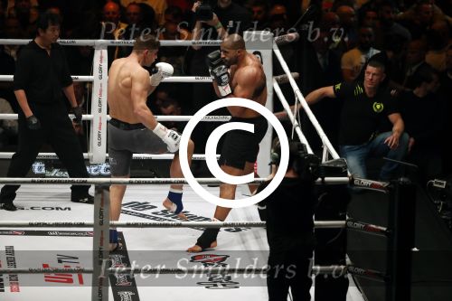 Oberhausen 10 december 2016
Rico Verhoeven wint zijn gevecht met Badr Hari tijdens de GLORY COLLISION in Oberhausen.
