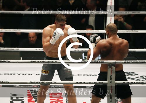Oberhausen 10 december 2016
Rico Verhoeven wint zijn gevecht met Badr Hari tijdens de GLORY COLLISION in Oberhausen.