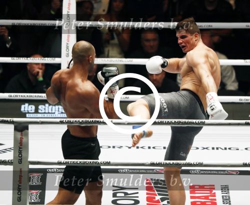 Oberhausen 10 december 2016
Rico Verhoeven wint zijn gevecht met Badr Hari tijdens de GLORY COLLISION in Oberhausen.
