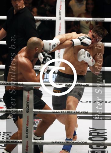 Oberhausen 10 december 2016
Rico Verhoeven wint zijn gevecht met Badr Hari tijdens de GLORY COLLISION in Oberhausen.