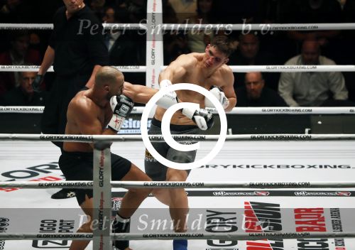 Oberhausen 10 december 2016
Rico Verhoeven wint zijn gevecht met Badr Hari tijdens de GLORY COLLISION in Oberhausen.