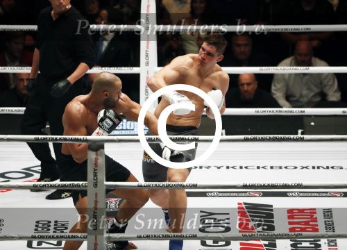 Oberhausen 10 december 2016
Rico Verhoeven wint zijn gevecht met Badr Hari tijdens de GLORY COLLISION in Oberhausen.
