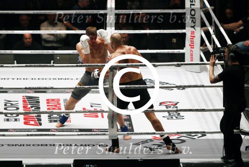 Oberhausen 10 december 2016
Rico Verhoeven wint zijn gevecht met Badr Hari tijdens de GLORY COLLISION in Oberhausen.
