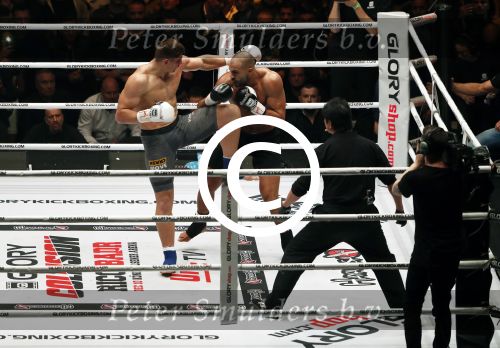 Oberhausen 10 december 2016
Rico Verhoeven wint zijn gevecht met Badr Hari tijdens de GLORY COLLISION in Oberhausen.