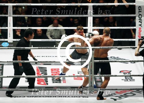 Oberhausen 10 december 2016
Rico Verhoeven wint zijn gevecht met Badr Hari tijdens de GLORY COLLISION in Oberhausen.