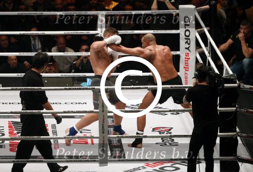 Oberhausen 10 december 2016
Rico Verhoeven wint zijn gevecht met Badr Hari tijdens de GLORY COLLISION in Oberhausen.