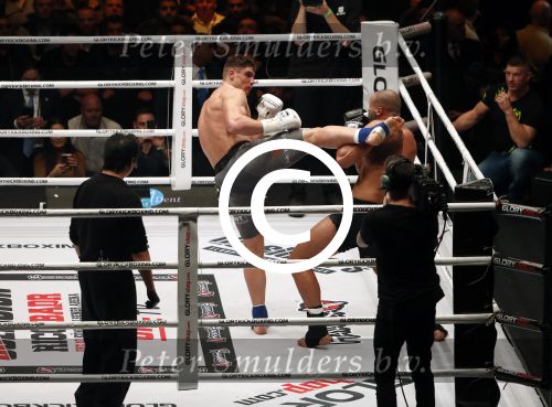 Oberhausen 10 december 2016
Rico Verhoeven wint zijn gevecht met Badr Hari tijdens de GLORY COLLISION in Oberhausen.