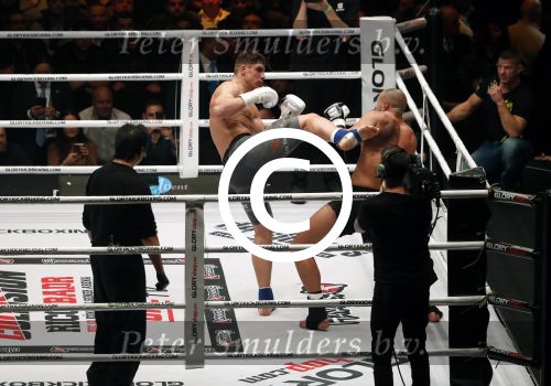 Oberhausen 10 december 2016
Rico Verhoeven wint zijn gevecht met Badr Hari tijdens de GLORY COLLISION in Oberhausen.