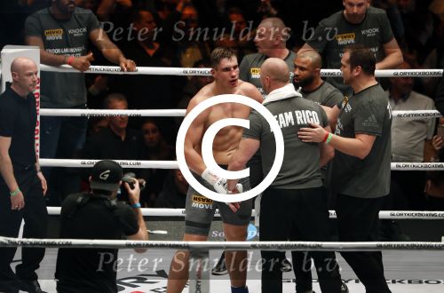 Oberhausen 10 december 2016
Rico Verhoeven wint zijn gevecht met Badr Hari tijdens de GLORY COLLISION in Oberhausen.
