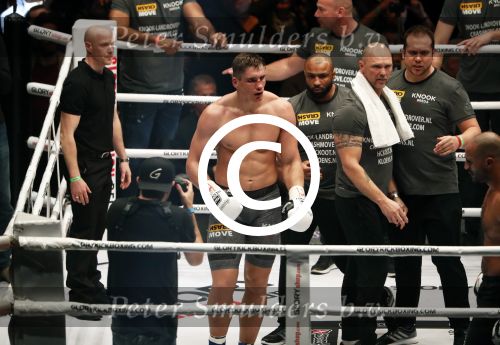 Oberhausen 10 december 2016
Rico Verhoeven wint zijn gevecht met Badr Hari tijdens de GLORY COLLISION in Oberhausen.