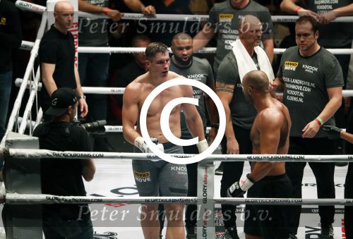 Oberhausen 10 december 2016
Rico Verhoeven wint zijn gevecht met Badr Hari tijdens de GLORY COLLISION in Oberhausen.