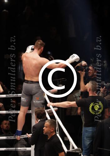 Oberhausen 10 december 2016
Rico Verhoeven wint zijn gevecht met Badr Hari tijdens de GLORY COLLISION in Oberhausen.