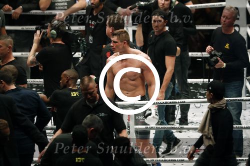 Oberhausen 10 december 2016
Rico Verhoeven wint zijn gevecht met Badr Hari tijdens de GLORY COLLISION in Oberhausen.