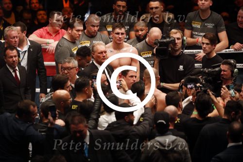 Oberhausen 10 december 2016
Rico Verhoeven wint zijn gevecht met Badr Hari tijdens de GLORY COLLISION in Oberhausen.