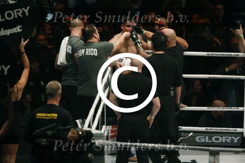 Oberhausen 10 december 2016
Rico Verhoeven wint zijn gevecht met Badr Hari tijdens de GLORY COLLISION in Oberhausen.