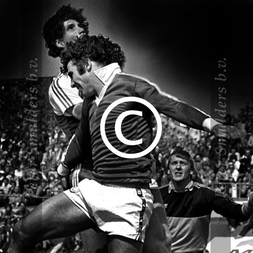 Wim v Hanegem in duel met Rob Landsbergen en Pim Doesburg 1979


PETER SMULDERS BV