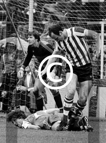 Rotterdam, 24 mei 1981
PSV-SPARTA, eindstand 3-0
Rob Landsbergen op de grond, David Loggy en doelman Jan Formanoy

PETER SMULDERS BV