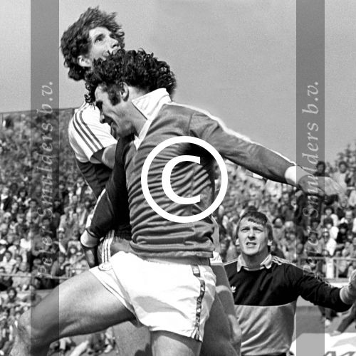 Wim v Hanegem in duel met Rob Landsbergen en Pim Doesburg 1979


PETER SMULDERS BV