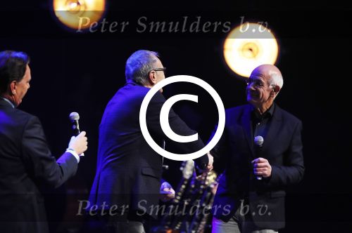 Amsterdam 20 november 2016
Rob de Nijs krijgt de radio5 oeuvre award in theater Amsterdam . Zijn vrouw Henriette en zoons Robert en Yoshi zijn ook aanwezig alsmede zijn ex vrouw Belinda meuldijk. Frits Spits reikt prijs uit