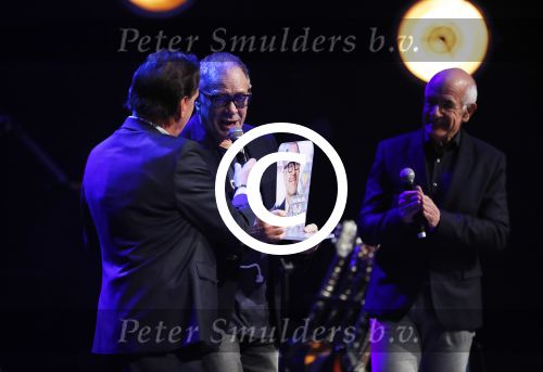 Amsterdam 20 november 2016
Rob de Nijs krijgt de radio5 oeuvre award in theater Amsterdam . Zijn vrouw Henriette en zoons Robert en Yoshi zijn ook aanwezig alsmede zijn ex vrouw Belinda meuldijk. Frits Spits reikt prijs uit