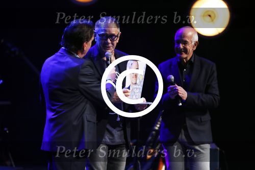 Amsterdam 20 november 2016
Rob de Nijs krijgt de radio5 oeuvre award in theater Amsterdam . Zijn vrouw Henriette en zoons Robert en Yoshi zijn ook aanwezig alsmede zijn ex vrouw Belinda meuldijk. Frits Spits reikt prijs uit
