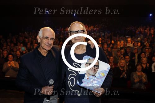 Amsterdam 20 november 2016
Rob de Nijs krijgt de radio5 oeuvre award in theater Amsterdam . Zijn vrouw Henriette en zoons Robert en Yoshi zijn ook aanwezig alsmede zijn ex vrouw Belinda meuldijk. Frits Spits reikt prijs uit