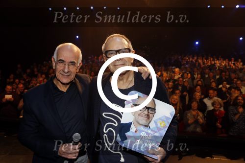Amsterdam 20 november 2016
Rob de Nijs krijgt de radio5 oeuvre award in theater Amsterdam . Zijn vrouw Henriette en zoons Robert en Yoshi zijn ook aanwezig alsmede zijn ex vrouw Belinda meuldijk. Frits Spits reikt prijs uit