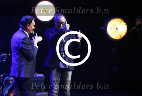 Amsterdam 20 november 2016
Rob de Nijs krijgt de radio5 oeuvre award in theater Amsterdam . Zijn vrouw Henriette en zoons Robert en Yoshi zijn ook aanwezig alsmede zijn ex vrouw Belinda meuldijk.