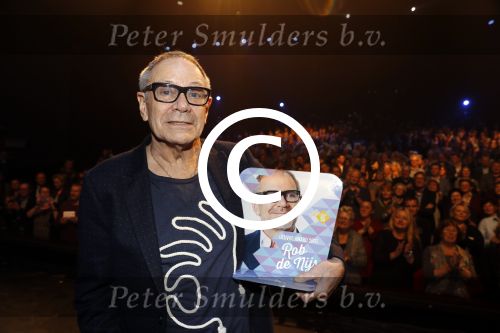 Amsterdam 20 november 2016
Rob de Nijs krijgt de radio5 oeuvre award in theater Amsterdam . Zijn vrouw Henriette en zoons Robert en Yoshi zijn ook aanwezig alsmede zijn ex vrouw Belinda meuldijk.