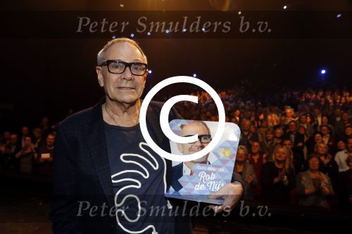 Amsterdam 20 november 2016
Rob de Nijs krijgt de radio5 oeuvre award in theater Amsterdam . Zijn vrouw Henriette en zoons Robert en Yoshi zijn ook aanwezig alsmede zijn ex vrouw Belinda meuldijk.