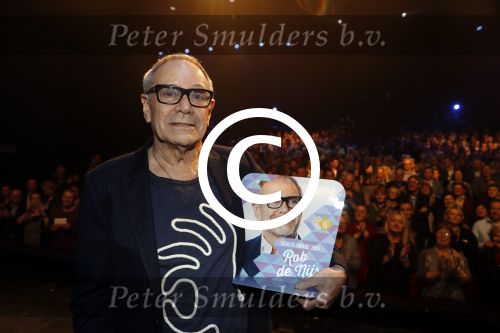 Amsterdam 20 november 2016
Rob de Nijs krijgt de radio5 oeuvre award in theater Amsterdam . Zijn vrouw Henriette en zoons Robert en Yoshi zijn ook aanwezig alsmede zijn ex vrouw Belinda meuldijk.