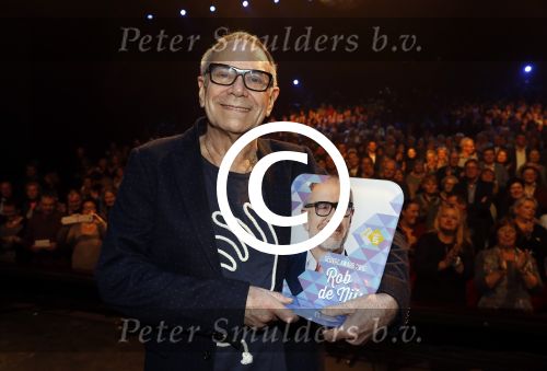 Amsterdam 20 november 2016
Rob de Nijs krijgt de radio5 oeuvre award in theater Amsterdam . Zijn vrouw Henriette en zoons Robert en Yoshi zijn ook aanwezig alsmede zijn ex vrouw Belinda meuldijk.