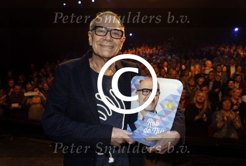 Amsterdam 20 november 2016
Rob de Nijs krijgt de radio5 oeuvre award in theater Amsterdam . Zijn vrouw Henriette en zoons Robert en Yoshi zijn ook aanwezig alsmede zijn ex vrouw Belinda meuldijk.