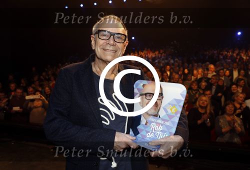 Amsterdam 20 november 2016
Rob de Nijs krijgt de radio5 oeuvre award in theater Amsterdam . Zijn vrouw Henriette en zoons Robert en Yoshi zijn ook aanwezig alsmede zijn ex vrouw Belinda meuldijk.