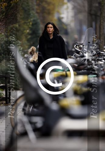 Amsterdam 9 december 2016
Robine v d Meer met hond op straat in Amsterdam zuid
