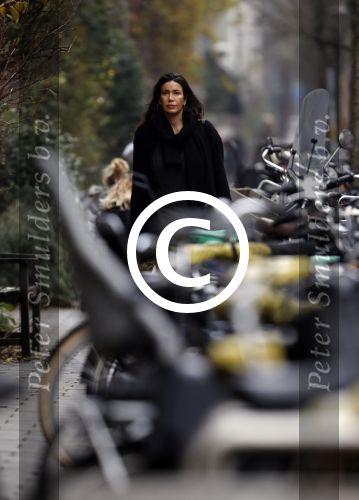 Amsterdam 9 december 2016
Robine v d Meer met hond op straat in Amsterdam zuid