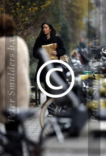Amsterdam 9 december 2016
Robine v d Meer met hond op straat in Amsterdam zuid