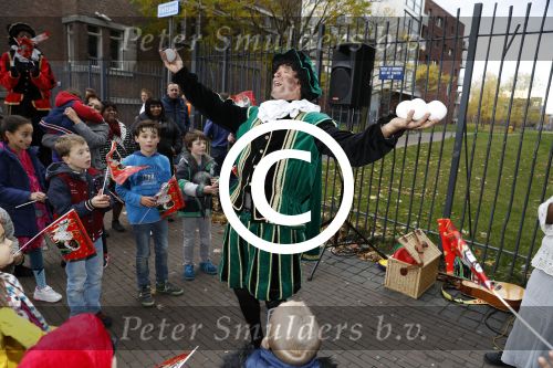 Utrecht 23 november 2016
Presentatie sint meezingboeken met Kim Lian v d Meij Sinterklaas en pieten