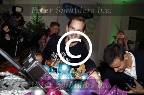 Amsterdam 7 december 2016
Sky radio Christmas tree event met oa Daphne en Emma Deckers Ronald de Boer Gers Pardoel Wilfred Genee Renate Verbaan en Bracha v Doesburgh. Fred v Leer en Manon Meijers zijn de jury. Marlayne Sahupala presenteert het geheel in het college hotel.