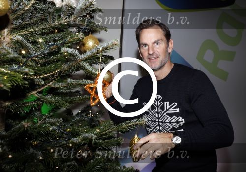 Amsterdam 7 december 2016
Sky radio Christmas tree event met oa Daphne en Emma Deckers Ronald de Boer Gers Pardoel Wilfred Genee Renate Verbaan en Bracha v Doesburgh. Fred v Leer en Manon Meijers zijn de jury. Marlayne Sahupala presenteert het geheel in het college hotel.