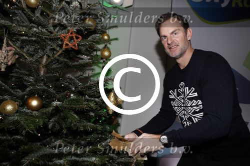 Amsterdam 7 december 2016
Sky radio Christmas tree event met oa Daphne en Emma Deckers Ronald de Boer Gers Pardoel Wilfred Genee Renate Verbaan en Bracha v Doesburgh. Fred v Leer en Manon Meijers zijn de jury. Marlayne Sahupala presenteert het geheel in het college hotel.