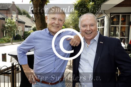Blaricum 6 september 2016
Surprise party voor Willibrord Frequin zijn 75e verjaardag bij  Moeke Spijstra.
Zijn vriendin kinderen en kleinkinderen zijn natuurlijk aanwezig. Ronnie Tober en Jan Jochems